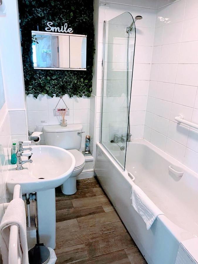 Cosy Riverside Apartment - Free Parking ヨーク エクステリア 写真